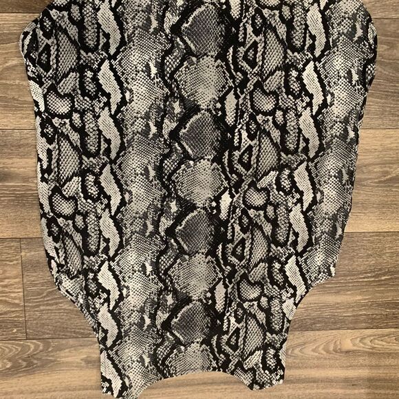 Loveappealla ladies tank top. Size: M. Snake print. - Picture 4 of 4
